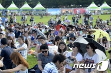 잔디에서 즐기는 페스티벌