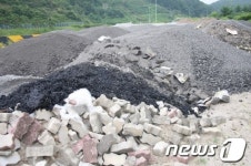 [풍경]건설폐기물이 산더미, 중앙고속道 제천주차장