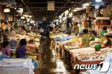 한산한 모습 보이는 노량진 수산시장