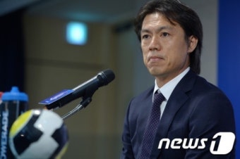 질문 경청하는 홍명보 감독