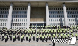국회 본청 계단에 배치된 경찰들