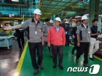 농기계 생산시설 살펴보는 이동필 농림부 장관