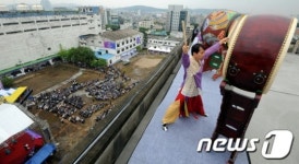 제조창 옥상에서 펼쳐진 대북 공연