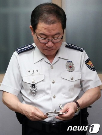 수갑 점검하는 이성한 경찰청장
