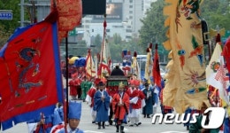 서울 도심의 사직대제 어가행렬