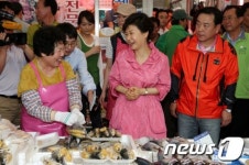 생선가게 찾은 朴대통령