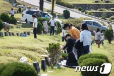 성묘객 붐비는 추모공원