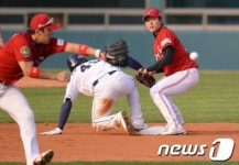 공은 뒤로 빠지고