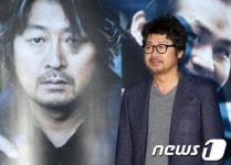 포즈 취하는 김윤석
