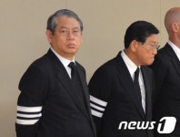 조문객 맞는 박삼구 회장과 박종구 이사장