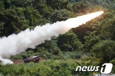 굉음과 함께 날아가는 다연장로켓포