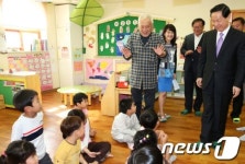 어린이집 찾은 김한길-김상곤