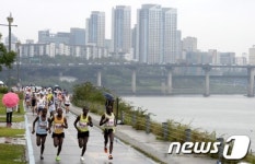 황영조-뉴스1 마라톤 달리는 케냐선수들