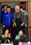 사회복지관 방문한 김한길 대표