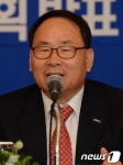 취재진 질문에 답하는 이영관 회장