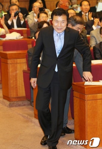 귀국 후 첫 공식행보 나선 손학규