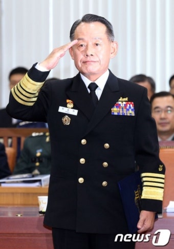 '해군 출신 첫 합참의장 후보의 경례'