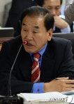 [2013국감] 김용판 선서 거부에 이재오도 질타