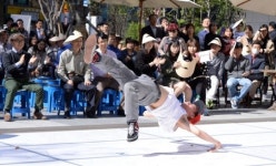 점심시간 비보잉 공연에 어깨가 덩실덩실