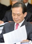 [2013 국감] 답변 준비하는 박흥대 부산고법원장