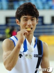 양학선 '금메달 꽉 깨물어보니'