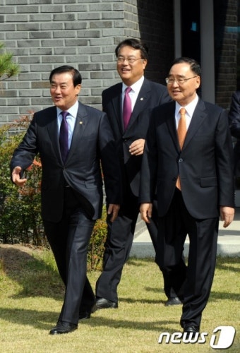 총리 공관찾은 강창희-정진석