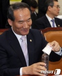 [2013국감]박승춘 보훈처장 물 한잔 마시고