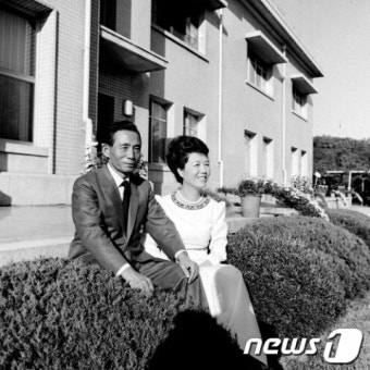 박정희 전 대통령과 육영수 여사의 다정한 모습
