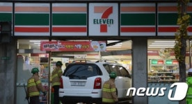 편의점 뚫고 들어간 승용차