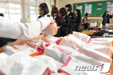 학생들의 점심은 빵