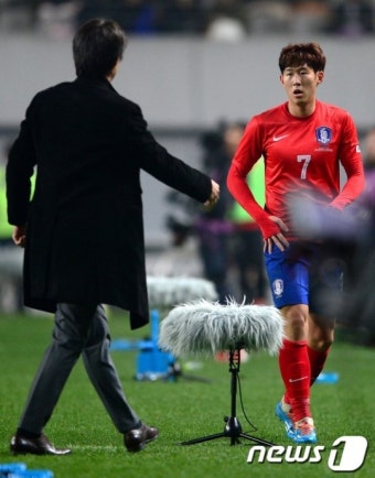 홍명보 감독 환영받는 손흥민