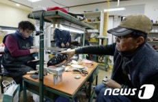 수제화 만드는 구두장인들