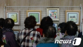 할머니들의 그림 관람