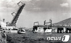 몸체 올리는 다리 영도대교, 47년만 재개통