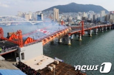 47년만에 올라가는 영도대교
