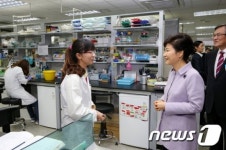 朴대통령, 바이오 융합 연구소 찾아