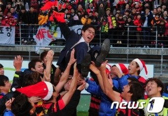황선홍 '우승 너무 기뻐!'