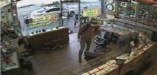 인터넷 카페서 만나 금은방 턴 2인조 검거