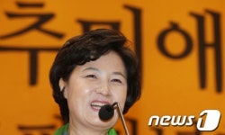 추미애, 자서전 '물러서지 않는 진심' 출간