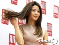 전지현, 찰랑이는 머릿결
