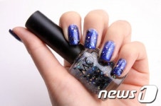 손톱만 꾸며도 연말 분위기 블링블링