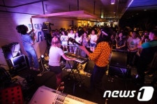 현대카드, 노브레인·장미여관과 함께 연말 파티