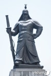 하얀 눈 옷 입은 이순신 장군