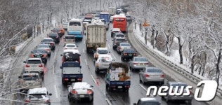 한파 강원지역 빙판길 교통사고 잇따라…1명 사망