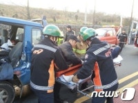 양산 물금IC 트럭끼리 충돌…3명 중경상