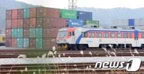 멈춰선 열차, 쌓여가는 컨테이너