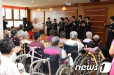 [단신] 동해署, 이례 요양병원 위문공연