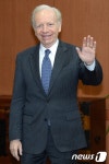인사하는 조셉 리버만 전 상원의원