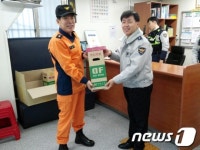 마포소방서 공덕지구대에 기념품 전달