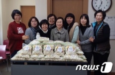 수원 팔달구보건소, 소외계층에 떡국 전달
